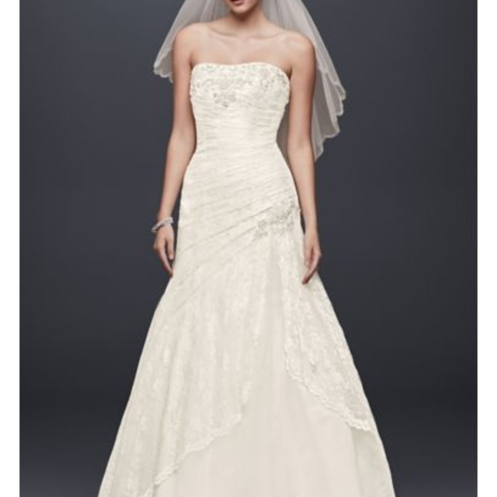 Sz 6 strapless wedding dress. Never worn! Still has the tags on it!